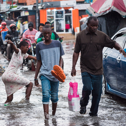 Overstroomde wegenm Nigeria door Tolu Owoeye (bron: Shutterstock)