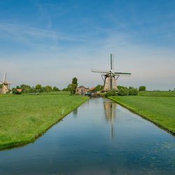 Two wind mills in a polder landscape near the village of Maasland, the Netherlands. Maasland is a village in the province of South Holland in the Netherlands door Frank Cornelissen (bron: shutterstock)