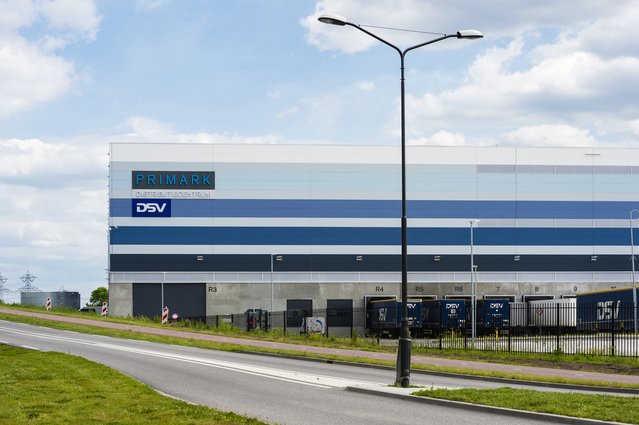 Distributiecentrum van Primark in Roosendaal door Peter Braakmann (bron: Shutterstock)