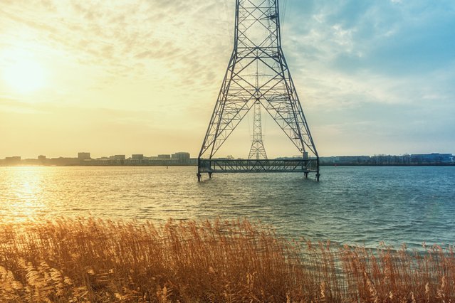 Hoogspanningsmast in het meer Buiten-IJ door Julia700702 (bron: Shutterstock)