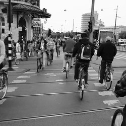 Fietsers in Amsterdam door Peter B. (bron: Flickr)