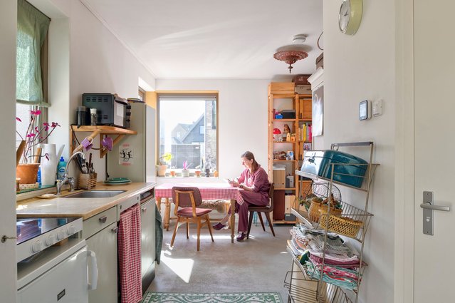 Jorien Maters in de eetkamer van haar huis. door Jonah Samyn (bron: De Architect)