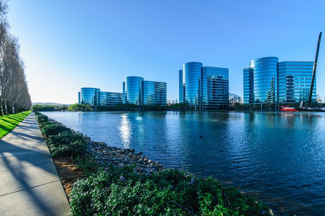 Moderne zakelijke architectuur. Silicon Valley, Redwood City, Californië, Verenigde Staten. door www.hollandfoto.net (bron: Shutterstock)