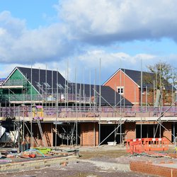 HILPERTON - FEB 21: View of a building site on Feb 21, 2015 in Hilperton, UK. The Wiltshire village is part of the UK's construction boom with the number of new homes being built up 10% since 2013. door 1000 Words (bron: Shutterstock)