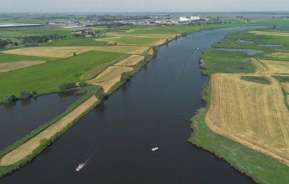 Luchtfoto van een rivier. Zwarte Water met de stad Zwartsluis door AlbHen (bron: Shutterstock)