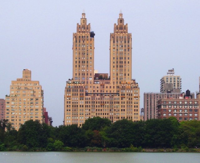 Appartementencomplex The Eldorado naast Central Park, NYC door Beyond My Ken (bron: Wikimedia Commons)