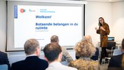 Dagvoorzitter Yvonne van Remmen tijdens de kennisbijeenkomst van Berenschot en SKG door Sander van Wettum (bron: Stichting Kennis Gebiedsontwikkeling)