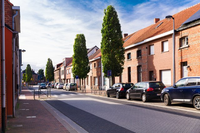 Beerse, Antwerpen, België - 2 oktober 2029: Straat in de kleine Belgische stad Beerse, provincie Antwerpen, Vlaamse regio. door Frolova Elena (bron: Shutterstock)