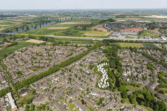 Woningen naast snelweg, Den Bosch door Aerovista Luchtfotografie (bron: shutterstock.com)