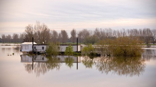 Hoog water - Wikimedia Commons, 2020 door Bert Kaufmann (bron: Wikimedia Commons)