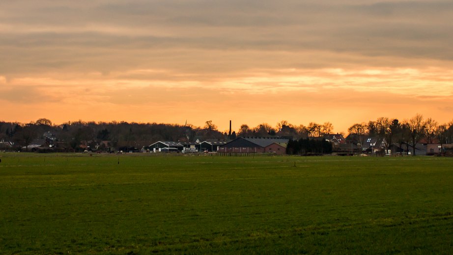 dorp groen panorama zon kerk