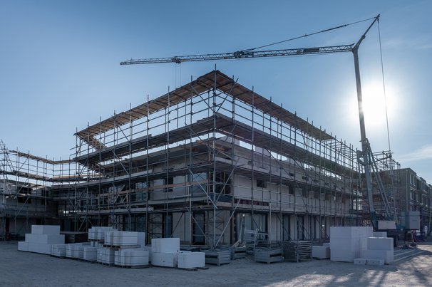 bouwplaats van nieuw Nederlands voorstedelijk gebied met moderne eengezinswoningen door Fokke Baarssen (bron: Shutterstock)