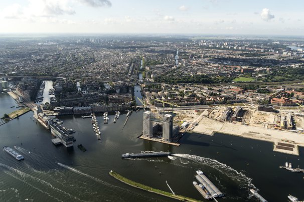 Luchtfoto Amsterdam havengebied door Aerovista Luchtfotografie (bron: Shutterstock)