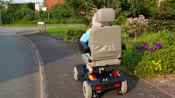 Oudere dame op een scootmobiel door Groomee (bron: Shutterstock)