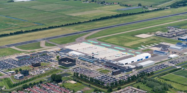 Luchtfoto van start- en landingsbaan, aankomst- en vertrekhal op Rotterdam The Hague Airport. Met hieronder park 16Hoven door Aerovista luchtfotografie (bron: Shutterstock)