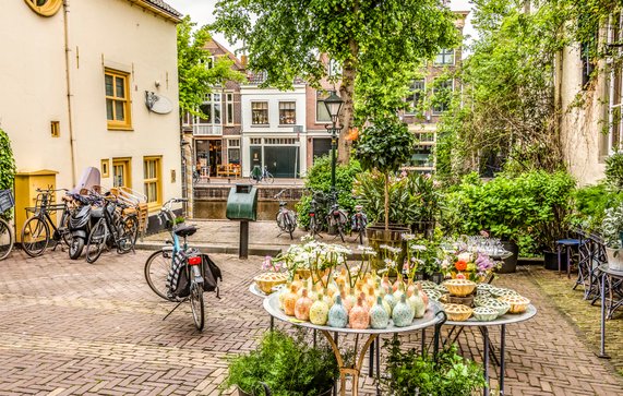 Pleintje aan het water in Alkmaar door Maekfoto (bron: Shutterstock)