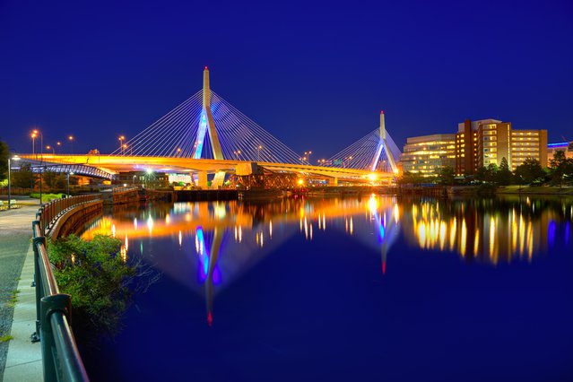 Boston Zakim bridge sunset in Bunker Hill Massachusetts USA door lunamarina (bron: Shutterstock)