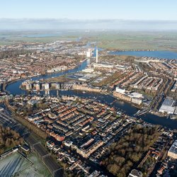 Winterse luchtfoto van de Zaan en de nieuwe Zaanbrug bij Wormerveer door Aerovista Luchtfotografie (bron: shutterstock)