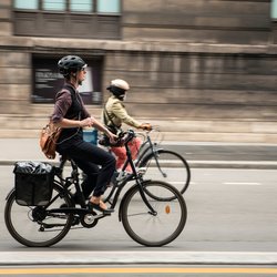 Fietsers in Parijs door flydragon (bron: shutterstock)