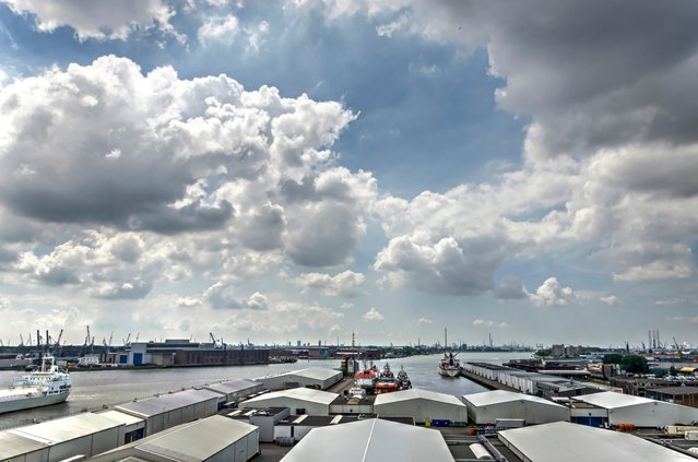 Rotterdam, The Netherlands, June 3, 2018: Sky with spectacular clouds over the harbour and industrial area of Merwe-Vierhavens door Frans Blok (bron: Shutterstock)
