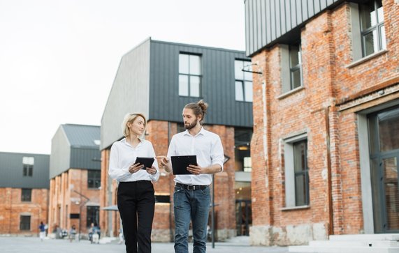 Wandelaars naast huizen door SofikoS (bron: Shutterstock)