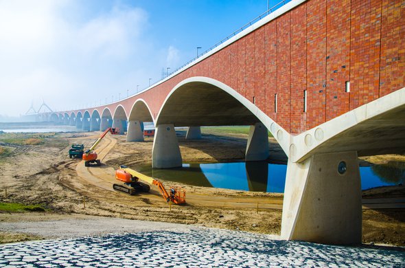 De nieuwe brug bij de Waalsprong, Nijmegen. door Jurryt Zwerver (bron: Shutterstock)