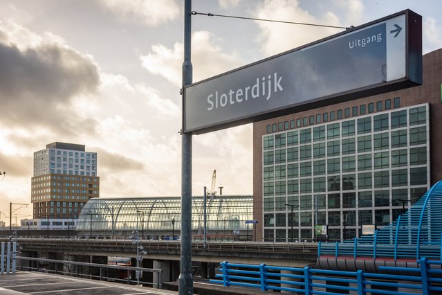 Bedrijventerrein achter een station door Milos Ruzicka (bron: Shutterstock)