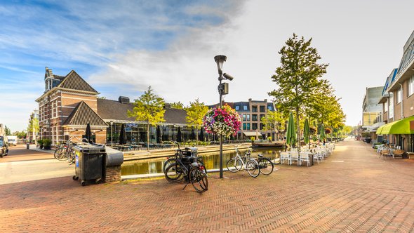 Hooftstraat, Alphen aan den Rijn, South Holland, Netherlands, August 23, 2019: Corner of Mandersloostraat, Hooftstraat and Aarkanaal with square and terraces door Photodigitaal.nl (bron: Shutterstock)