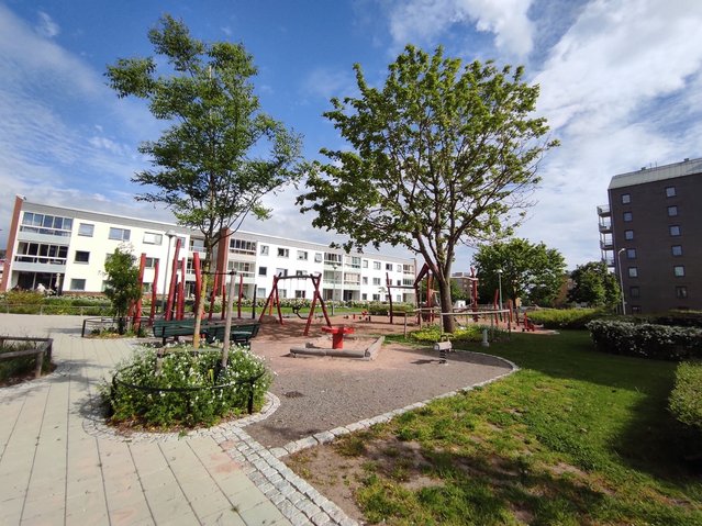 Gerenoveerde huurwoningen en vernieuwd plein in Drottninghög (Helsingborg), Zweden door Céline Janssen (bron: Céline Janssen)