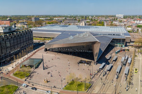 Rotterdam Centraal Station - plein door Uwe Aranas (bron: Shutterstock)