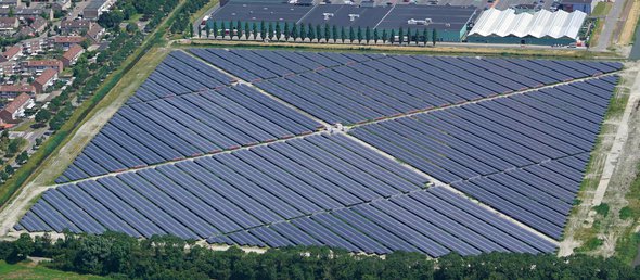 Luchtfoto zonnepark De Mortiere, Middelburg door Aerovista Luchtfotografie (bron: shutterstock.com)