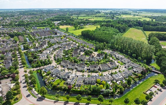 Luchtfoto van een moderne woonwijk in Zwolle door Hans Engbers (bron: Shutterstock)