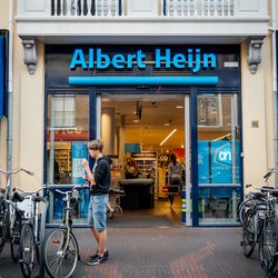 Vooraanzicht van Albert Heijn Nederlandse supermarktketen, opgericht in 1887 in Oostzaan, Nederland op Kruisstraat 10 Haarlem door Hadrian (bron: Shutterstock)