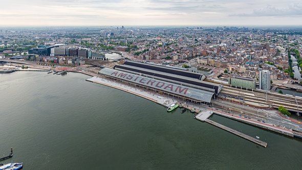 Luchtfoto Amsterdam Centraal door Collection Maykova (bron: Shutterstock)
