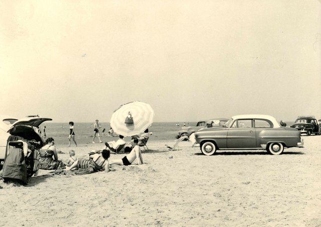 Autostrand bij Oostvoorne in de jaren zestig door Martin Hendriksma (bron: Foto uit boek ‘Aan zee. Een kroniek van de kust’)