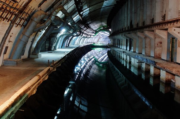Industriële tunnel met complexe leidingen door kudla (bron: shutterstock)