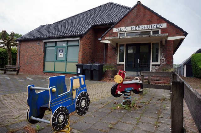 Gesloten school in Meedhuizen.jpeg door Suzan Christiaanse (bron: Suzan Christiaanse)