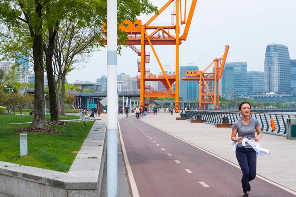 Riverfront path with bicycle track between Long Museum and the West Bund Arts Center in West Bund door Gina Power (bron: Shutterstock)