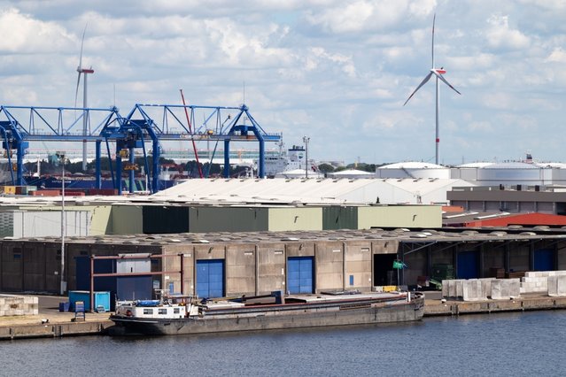 De industriële windturbines en stenen sculpturen aan de haven van Amsterdam, Nederland door Wirestock Creators (bron: Shutterstock)
