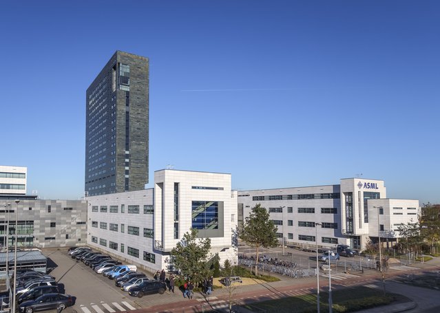 Veldhoven, Netherlands, November 2016: Outside view of the global head office of ASML, makers of lithographic machines for the manufacture of chips door www.hollandfoto.net (bron: shutterstock)