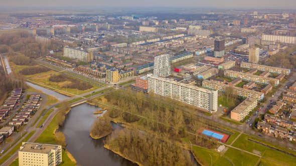 Luchtfoto van Groningse wijk Vinkhuizen uit 2019 door Rudmer Zwerver (bron: Shutterstock)