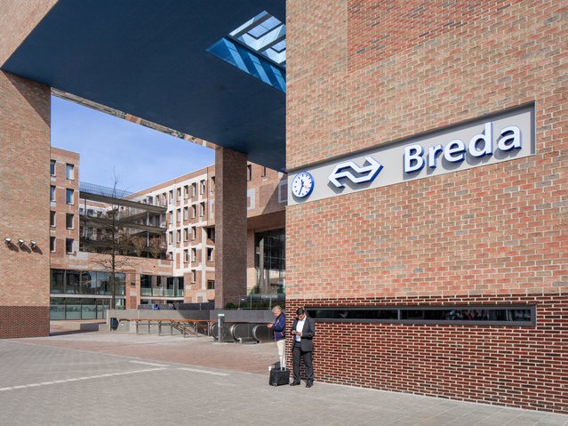 Buitenkant van station Breda door TonyV3112 (bron: Shutterstock)