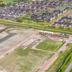 Luchtfoto van een woningbouwproject in aanbouw in een Nederlandse voorstad door Thomas Roell (bron: Shutterstock)