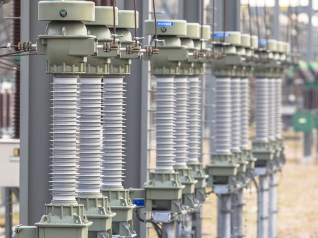 Close-up van moderne isolatoren op een hoogspanningstransformatorstation door Rudmer Zwerver (bron: Shutterstock)