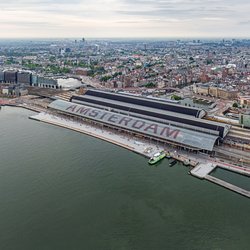 Luchtfoto Amsterdam Centraal door Collection Maykova (bron: Shutterstock)
