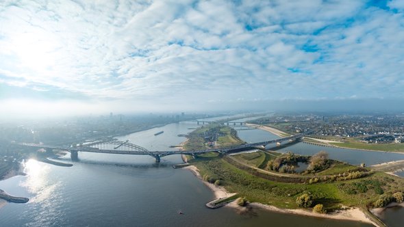 Luchtfoto van de ruimte voor het rivierproject bij Nijmegen door Donaldb (bron: Shutterstock)