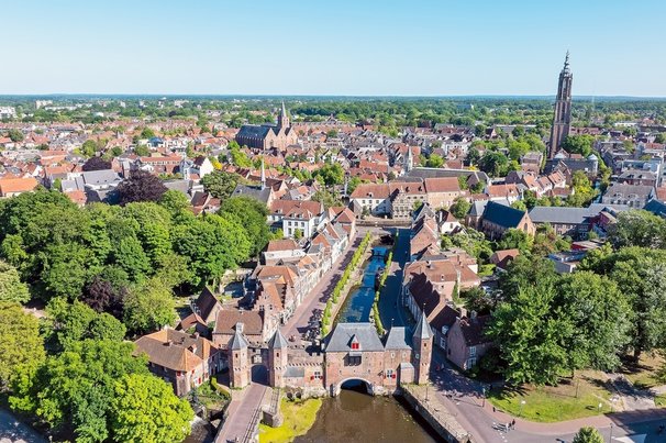 Luchtfoto van Amersfoort met de Koppelpoort door Steve Photography (bron: Shutterstock)