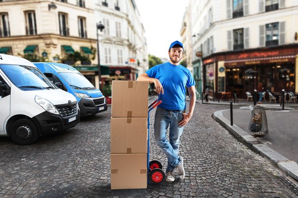 Pakketbezorger door alphaspirit.it (bron: Shutterstock)