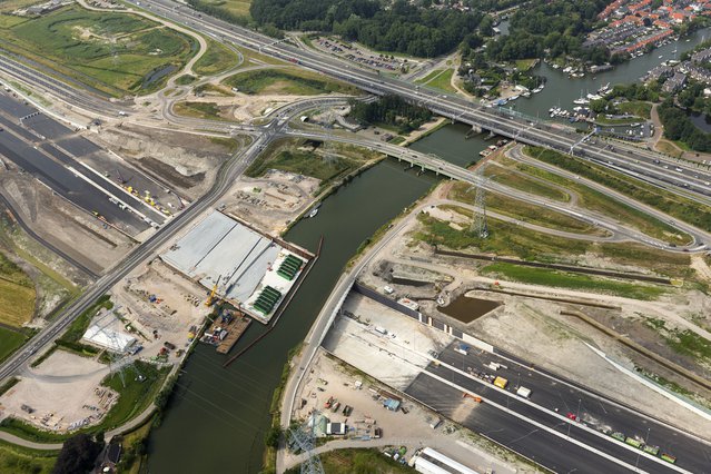 Luchtfoto van de bouw van het grootste aquaduct van Europa. door Aerovista Luchtfotografie (bron: Shutterstock)