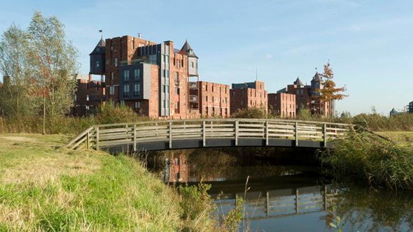 In Haverleij (Den Bosch) is een vrij saai agrarisch landschap met beperkte biodiversiteit omgeturnd tot een bont geheel van landschapstypen met veel meer biodiversiteit door BPD (bron: bpd.nl)